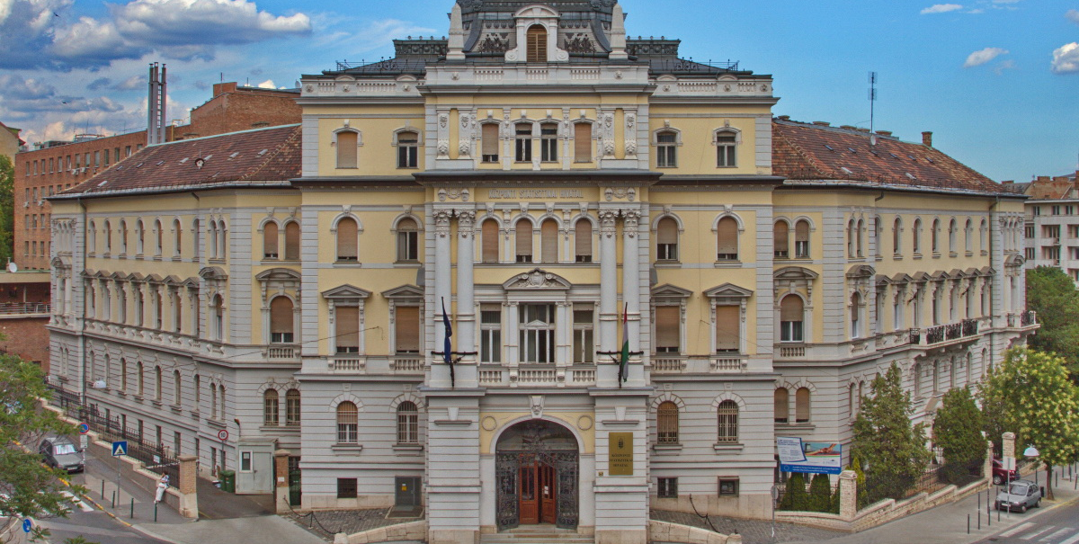 Lovász Andrea (szerk.): Dödölle: gyermekirodalmi és hagyományőrző kalendárium